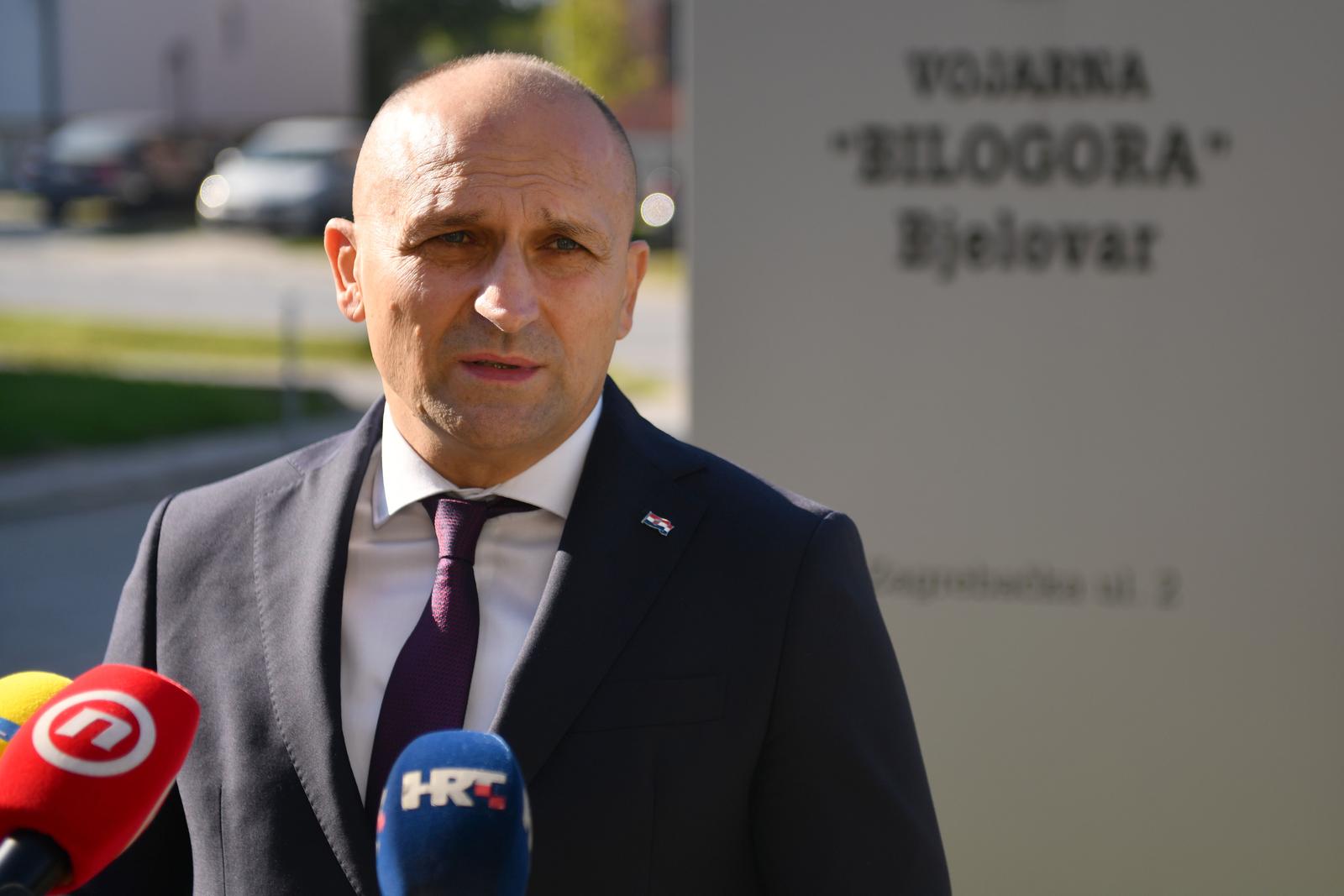 23.9.2024., Vojarna "Bilogora", Bjelovar, Hrvatska - Ministar obrane Ivan Anusic, u posjetu vojarni "Bilogora" gdje se sastaje sa pripadicima Hrvatske kopnene vojske. Photo: Josip Mikacic/PIXSELL