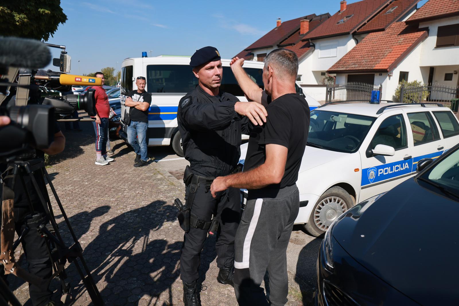 23.09.2024., Otok - Policija i USKOK tijekom pretresa kuce Josipa Sarica, gradonacelnika Otoka Photo: Davor Javorovic/PIXSELL