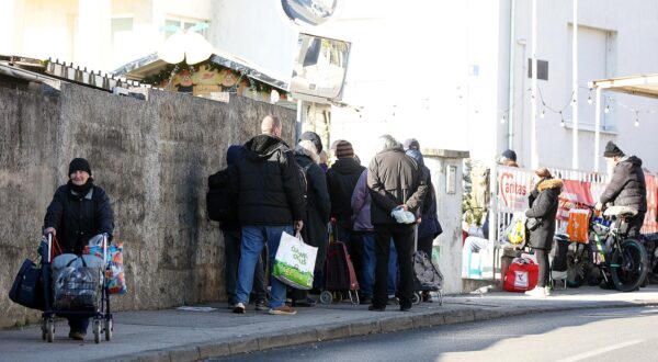 23.12.2023., Zagreb - Hrvatska udruga medicinskih sestara i Zupa Svetog Antuna Padovanskog dijelili su pomoc i topli obrok potrebitima uz bozicni koncert. Photo: Goran Stanzl/PIXSELL