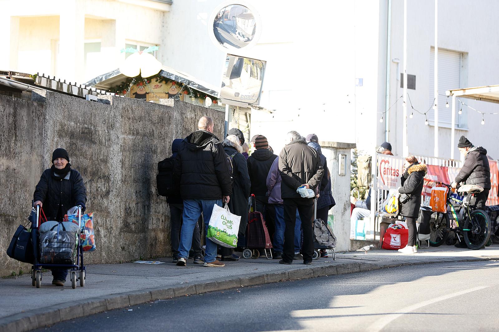 23.12.2023., Zagreb - Hrvatska udruga medicinskih sestara i Zupa Svetog Antuna Padovanskog dijelili su pomoc i topli obrok potrebitima uz bozicni koncert. Photo: Goran Stanzl/PIXSELL