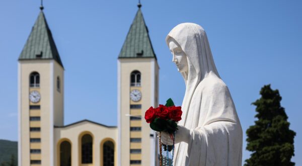 24.06.2023 Medjugorje, Bosna i Hercegovina - Hodocasnici iz cijeloga svijeta pristizu u Medjugorje kako bi nazocili 42. godisnjici Gospinog ukazanja. Photo: Denis Kapetanovic/PIXSELL