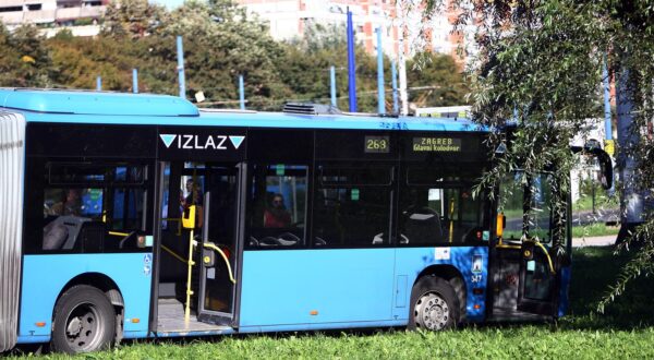 24.09.2013., Zagreb - Oko 16 sati autobus ZETa na liniji 268 Velika Gorica -Zagreb vozeci u smjeru grada sletio na travnjak nasuprot trgovackog centra Avenue Mall zbog otkazivanja kocnica.rPhoto: Borna Filic/PIXSELL