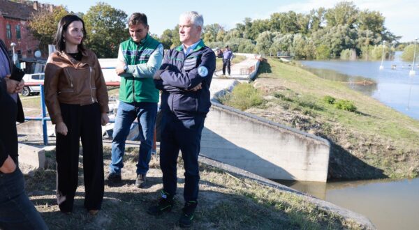 24.09.2024., Batina - Ministrica zastite okolisa i zelene tranzicije Marija Vuckovic te glavni rukovoditelj obrane od poplava Hrvatskih voda Zoran Djurokovic uz nacelnike stozera i predstavnike sastavnica stozera civilne zastite, obisli su podrucje dunavskog nasipa u Batini. Photo: Davor Javorovic/PIXSELL