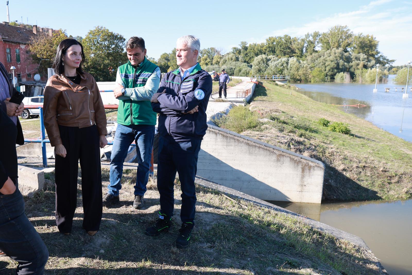 24.09.2024., Batina - Ministrica zastite okolisa i zelene tranzicije Marija Vuckovic te glavni rukovoditelj obrane od poplava Hrvatskih voda Zoran Djurokovic uz nacelnike stozera i predstavnike sastavnica stozera civilne zastite, obisli su podrucje dunavskog nasipa u Batini. Photo: Davor Javorovic/PIXSELL