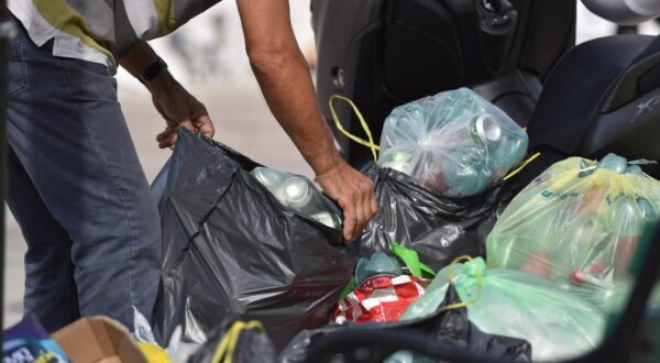 Šibenik: Turisti "skupljačima boca" na rivi ostavljaju povratnu ambalažu 25.06.2018., Sibenik - Velliki broj turista ostavlja na rivi plasticnu ambalazu i limenke koje ljudi kupe i nose u centre za povratnu naknadu. rrPhoto: Hrvoje Jelavic/PIXSELL