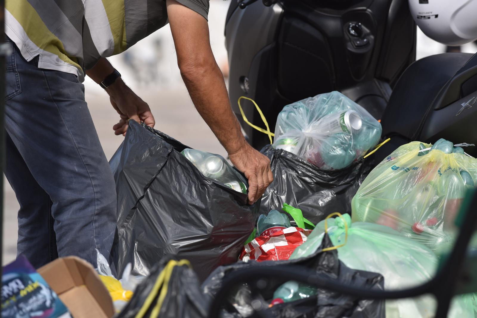 Šibenik: Turisti "skupljačima boca" na rivi ostavljaju povratnu ambalažu 25.06.2018., Sibenik - Velliki broj turista ostavlja na rivi plasticnu ambalazu i limenke koje ljudi kupe i nose u centre za povratnu naknadu. rrPhoto: Hrvoje Jelavic/PIXSELL