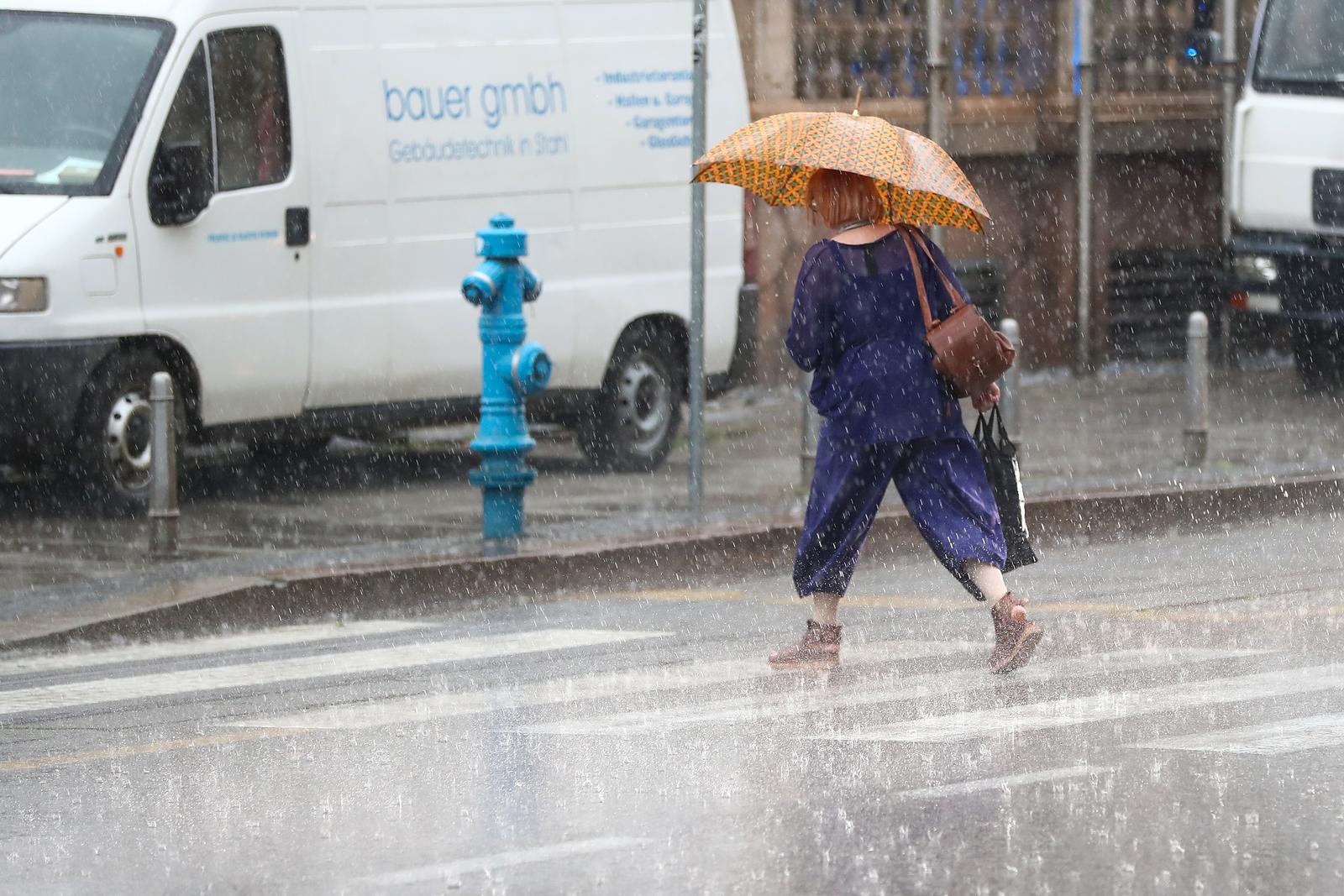 25.06.2024., Zagreb - Pljusak uz grmljavinu iznenadio zagrepcane u popodnevnim satima. Photo: Matija Habljak/PIXSELL