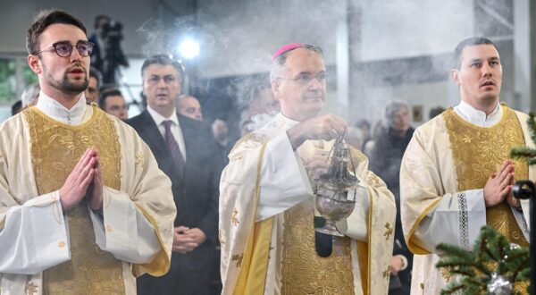 25.12.2023., Zagreb - U bogosluznom prostoru bl. Alojzija Stepinca zagrebacki nadbiskup Drazen Kutlesa predvodio je bozicnu danju misu. Photo: Neva Zganec/PIXSELL