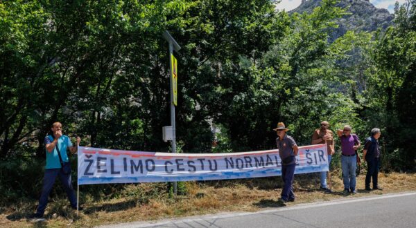 27.05.2024., Omis - Mjestani mjesta Tugare prosvjedovali su ispod novootvorenog mosta. Nebi li skrenuli pozornost na veliki problem oko povecanja prometa kroz mjesto Tugare a cesta nije adekvatna za toliki promet. Photo: Zvonimir Barisin/PIXSELL