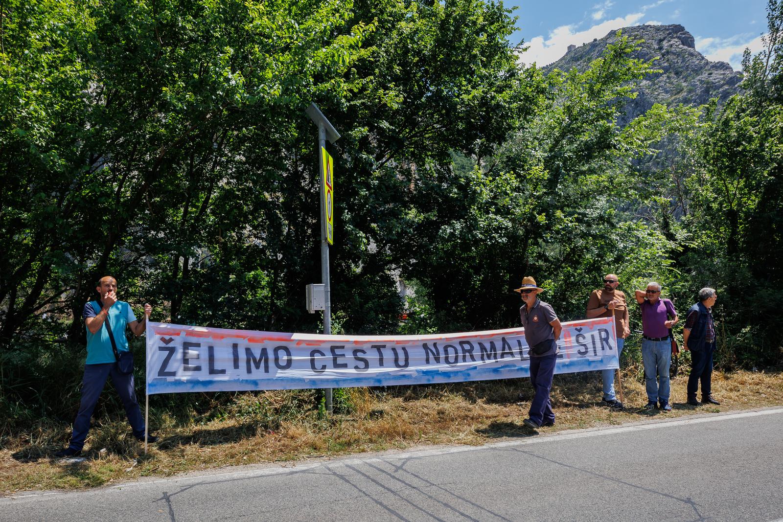 27.05.2024., Omis - Mjestani mjesta Tugare prosvjedovali su ispod novootvorenog mosta. Nebi li skrenuli pozornost na veliki problem oko povecanja prometa kroz mjesto Tugare a cesta nije adekvatna za toliki promet. Photo: Zvonimir Barisin/PIXSELL