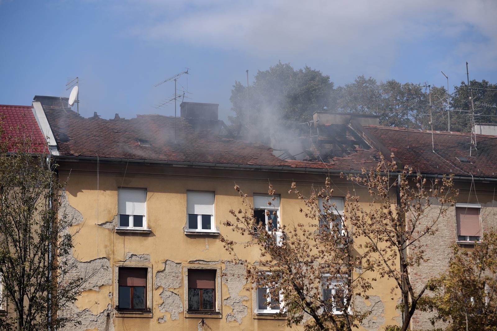 27.09.2024. Zagreb - U petak oko podneva zapalila se zgrada u Cankarevoj ulici. Pozar je ugasen a za vrijeme gasenja  ozlijedjen je jedan vatrogasac Photo: Luka stanzl/PIXSELL