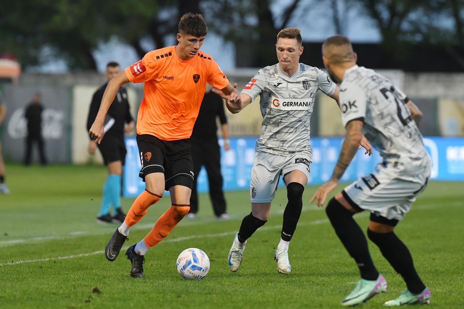 27.09.2024., stadion Subicevac, Sibenik - SuperSport HNL, 08. kolo, HNK Sibenik - NK Istra 1961. Lovre Kulusic, Matej Vuk Photo: Hrvoje Jelavic/PIXSELL