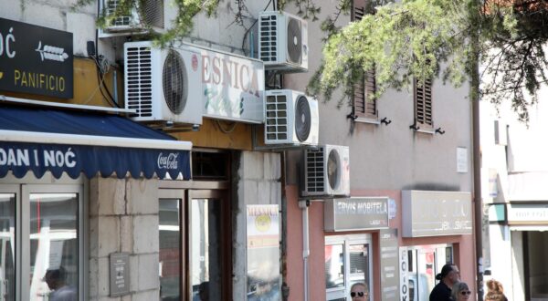 28.08.2024.,Sibenik-Zakon koji je u najavi predvidja zabranu postavljanja klima uredjaja na procelja zgrada.Zabranjene ce biti  i  naknadne preinake, poput zatvaranja balkona ili lodja. Photo: Dusko Jaramaz/PIXSELL