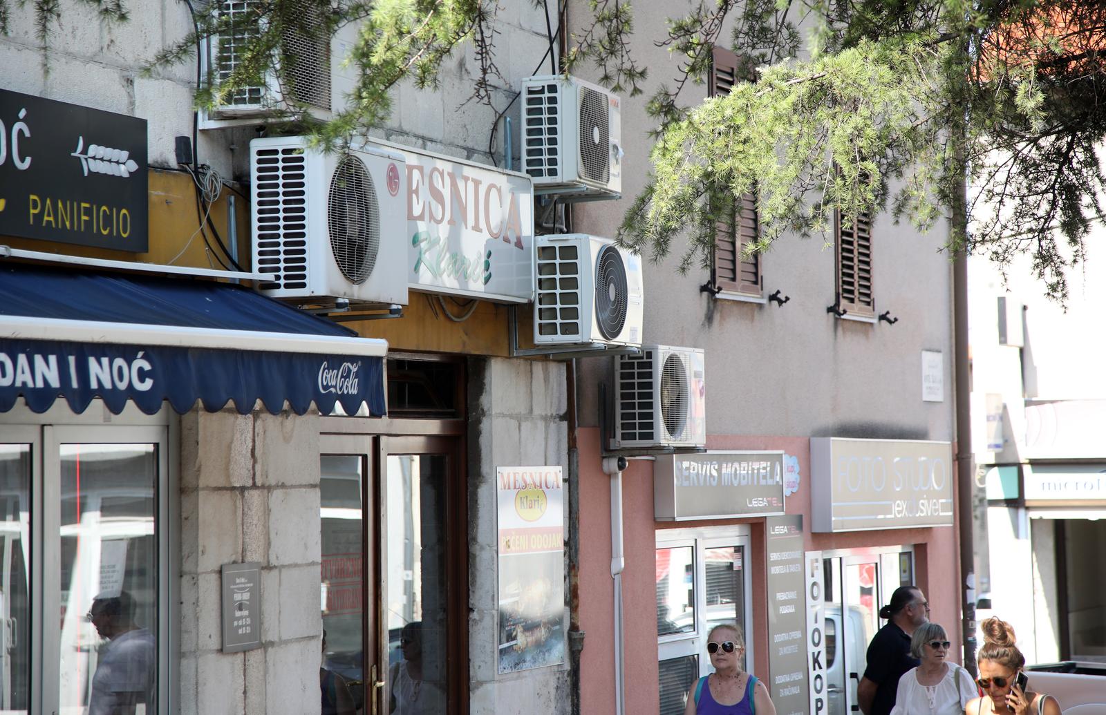 28.08.2024.,Sibenik-Zakon koji je u najavi predvidja zabranu postavljanja klima uredjaja na procelja zgrada.Zabranjene ce biti  i  naknadne preinake, poput zatvaranja balkona ili lodja. Photo: Dusko Jaramaz/PIXSELL