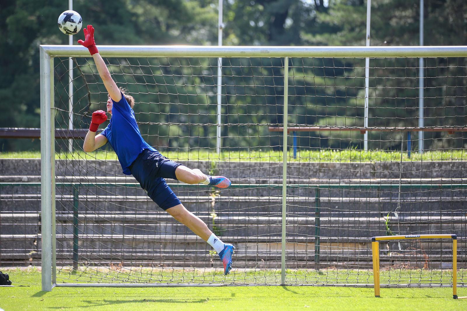 29.06.2022., Moravske toplice - Pocetak priprema Dinama u Moravskim toplicama. Popodnevni trening osmi dan. Golmani Nikola Cavlina  Photo: Matija Habljak/PIXSELL