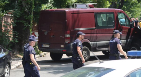 29, June, 2024, Belgrade - An unknown person, whose identity is being ascertained, shot a crossbow at a member of the Gendarmerie who was on security duty at the Israeli Embassy, ​​and the member of the Gendarmerie used the weapon in self-defense and defeated the attacker, who died as a result of his injuries.. Photo: Borislav Zdrinja/ZIPAPHOTO/ATAImages

29, jun, 2024, Beograd - Nepoznata osoba, ciji se identitet utvrdjuje, danas oko 11 sati je pucala iz samostrela u pripadnika Zandarmerije koji je bio na duznosti obezbedjenja Ambasade Izraela, a pripadnik Zandarmerije je u samoodbrani upotrebio oruzje i savladao napadaca, koji je od posledica ranjavanja preminuo. Photo: Borislav Zdrinja/ZIPAPHOTO/ATAImages Photo: Borislav Zdrinja/ATA Images/PIXSELL