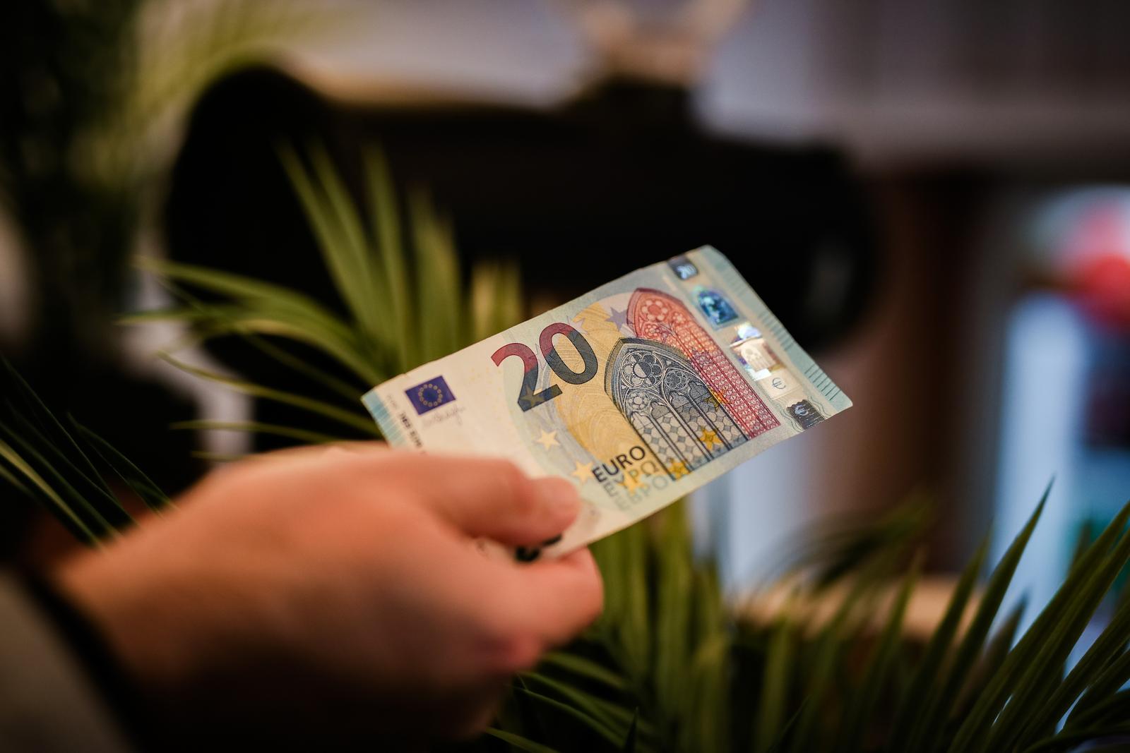 29.12.2022., Zadar -  Od 1. sijecnja 2023. euro će postati sluzbena valuta u Hrvatskoj i nakon 29 godina zamijeniti kunu.  Photo: Sime Zelic/PIXSELL