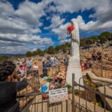 26.03.2023., Medjugorje, Bosna i Hercegovina - Medjugorje je jedno od najpoznatijih rimokatolickih hodocasnickih odredista na svijetu. Postalo je poznato kroz ukazanja Djevice Marije, koja se kao fenomen pocela javljati 1981. godine, nakon cega se poceo razvijati vjerski turizam. Od tada je ovo hercegovacko mjesto jedno od rnajposjecenijih turistickih centara BiH, koje godisnje obidje oko milijun katolika iz cijelog svijeta. Photo: Zvonimir Barisin/PIXSELL