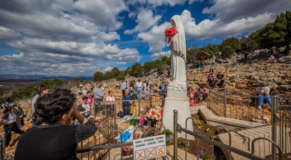 26.03.2023., Medjugorje, Bosna i Hercegovina - Medjugorje je jedno od najpoznatijih rimokatolickih hodocasnickih odredista na svijetu. Postalo je poznato kroz ukazanja Djevice Marije, koja se kao fenomen pocela javljati 1981. godine, nakon cega se poceo razvijati vjerski turizam. Od tada je ovo hercegovacko mjesto jedno od rnajposjecenijih turistickih centara BiH, koje godisnje obidje oko milijun katolika iz cijelog svijeta. Photo: Zvonimir Barisin/PIXSELL