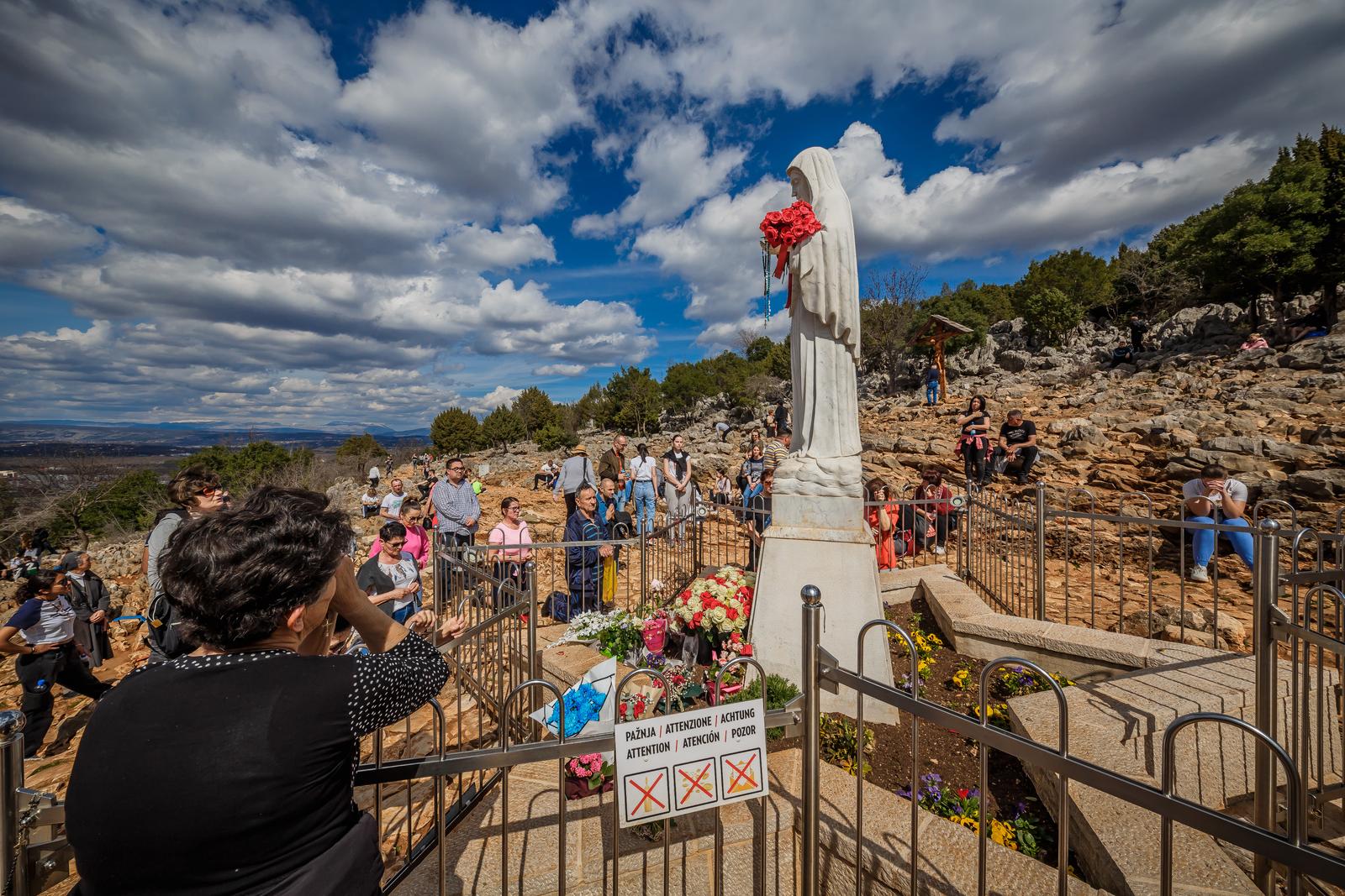 26.03.2023., Medjugorje, Bosna i Hercegovina - Medjugorje je jedno od najpoznatijih rimokatolickih hodocasnickih odredista na svijetu. Postalo je poznato kroz ukazanja Djevice Marije, koja se kao fenomen pocela javljati 1981. godine, nakon cega se poceo razvijati vjerski turizam. Od tada je ovo hercegovacko mjesto jedno od rnajposjecenijih turistickih centara BiH, koje godisnje obidje oko milijun katolika iz cijelog svijeta. Photo: Zvonimir Barisin/PIXSELL