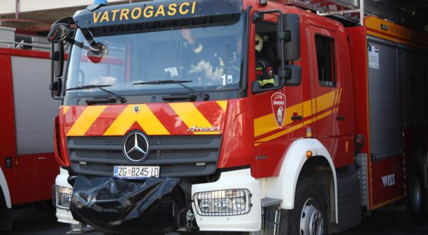 30.08.2024.,Sibenik - U 15.25 sati oglasile su se vatrogasne sirene u svim vatrogasnim postrojbama u znak sjecanja na poginule vatrogasce. Photo: Dusko Jaramaz/PIXSELL