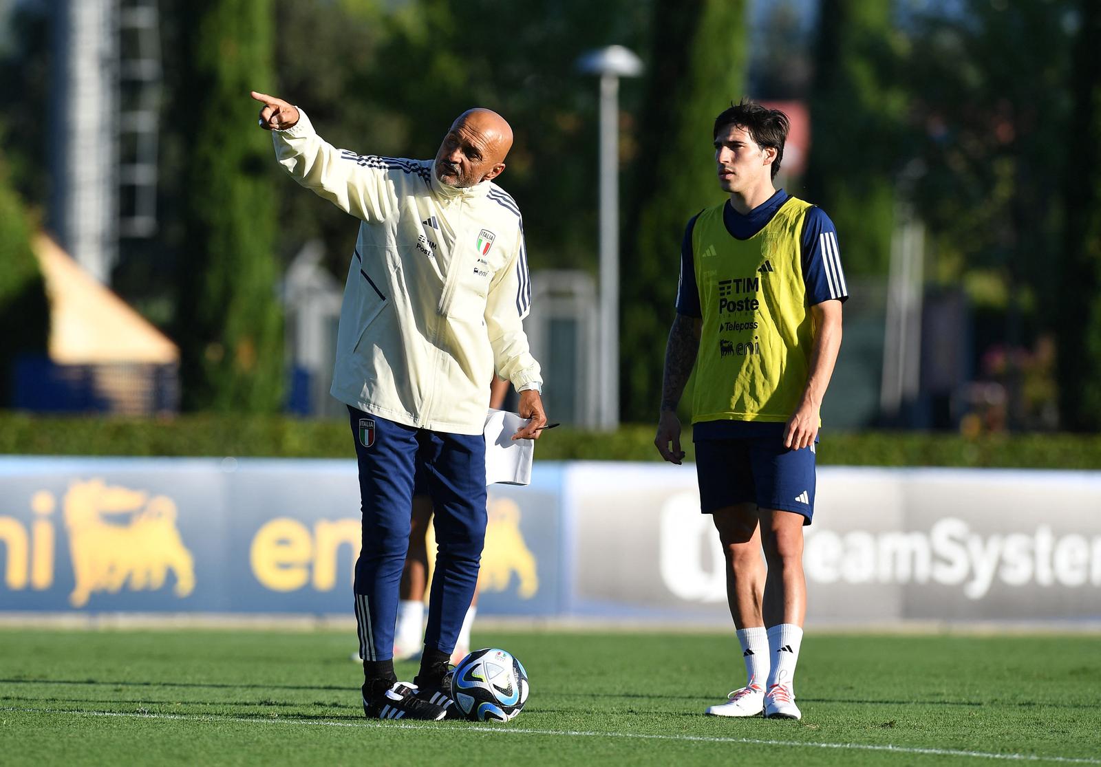 Soccer Football - UEFA Euro 2024 Qualifier - Italy Training - FIGC Coverciano Technical Centre, Coverciano, Italy - September 4, 2023 Italy coach Luciano Spalletti and Sandro Tonali during training REUTERS/Jennifer Lorenzini Photo: JENNIFER LORENZINI/REUTERS