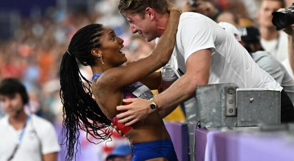 Paris 2024 Olympics - Athletics - Women's Long Jump Final - Stade de France, Saint-Denis, France - August 08, 2024. Tara Davis-Woodhall of United States celebrates with her husband Hunter Woodhall after winning gold. REUTERS/Dylan Martinez Photo: Dylan Martinez/REUTERS