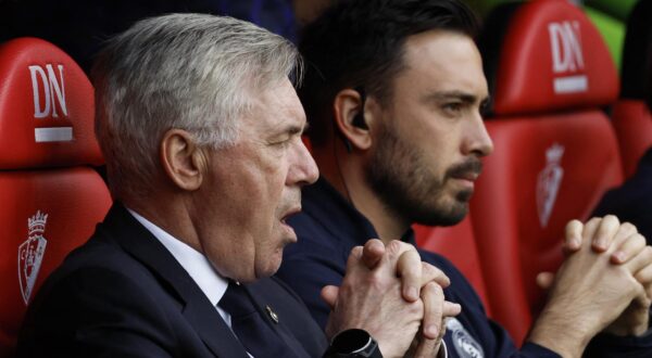 Soccer Football - LaLiga - Osasuna v Real Madrid - El Sadar Stadium, Pamplona, Spain - March 16, 2024 Real Madrid coach Carlo Ancelotti and assistant coach Davide Ancelotti before the match REUTERS/Vincent West Photo: VINCENT WEST/REUTERS