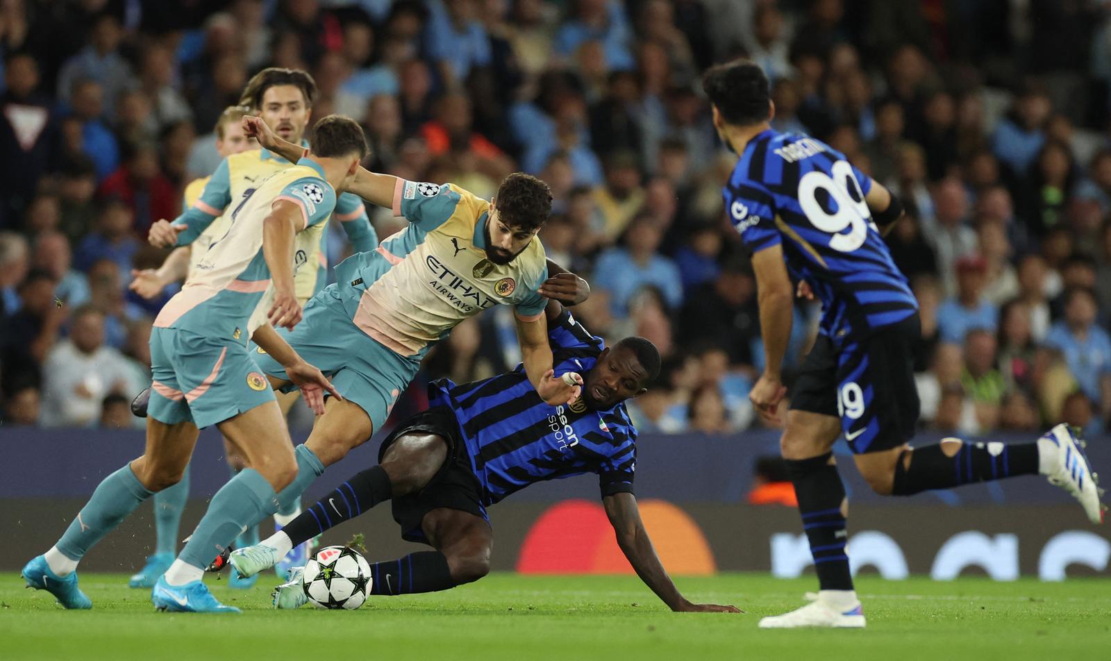 Soccer Football - Champions League - Manchester City v Inter Milan - Etihad Stadium, Manchester, Britain - September 18, 2024 Inter Milan's Marcus Thuram in action with Manchester City's Josko Gvardiol REUTERS/Phil Noble Photo: Phil Noble/REUTERS