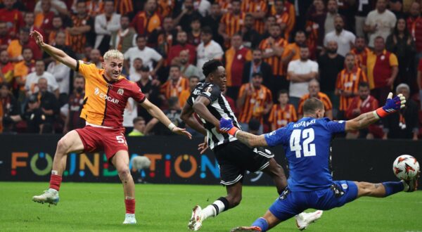 Soccer Football - Europa League - Galatasaray v PAOK - RAMS Park, Istanbul, Turkey - September 25, 2024 PAOK's Dominik Kotarski in action as Galatasaray's Baris Alper Yilmaz shoots at goal REUTERS/Umit Bektas Photo: UMIT BEKTAS/REUTERS