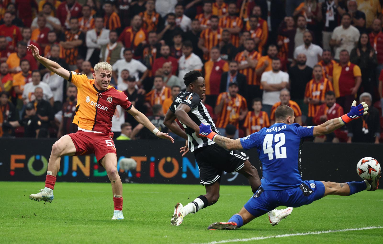 Soccer Football - Europa League - Galatasaray v PAOK - RAMS Park, Istanbul, Turkey - September 25, 2024 PAOK's Dominik Kotarski in action as Galatasaray's Baris Alper Yilmaz shoots at goal REUTERS/Umit Bektas Photo: UMIT BEKTAS/REUTERS