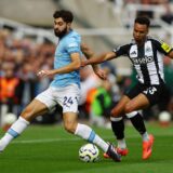 Soccer Football - Premier League - Newcastle United v Manchester City - St James' Park, Newcastle, Britain - September 28, 2024 Newcastle United's Jacob Murphy in action with Manchester City's Josko Gvardiol Action Images via Reuters/Lee Smith EDITORIAL USE ONLY. NO USE WITH UNAUTHORIZED AUDIO, VIDEO, DATA, FIXTURE LISTS, CLUB/LEAGUE LOGOS OR 'LIVE' SERVICES. ONLINE IN-MATCH USE LIMITED TO 120 IMAGES, NO VIDEO EMULATION. NO USE IN BETTING, GAMES OR SINGLE CLUB/LEAGUE/PLAYER PUBLICATIONS. PLEASE CONTACT YOUR ACCOUNT REPRESENTATIVE FOR FURTHER DETAILS.. Photo: Lee Smith/REUTERS