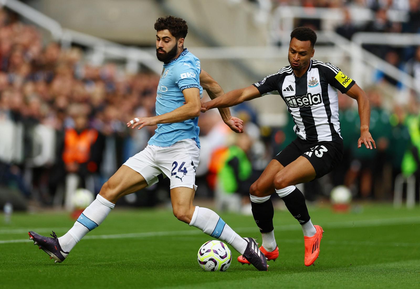 Soccer Football - Premier League - Newcastle United v Manchester City - St James' Park, Newcastle, Britain - September 28, 2024 Newcastle United's Jacob Murphy in action with Manchester City's Josko Gvardiol Action Images via Reuters/Lee Smith EDITORIAL USE ONLY. NO USE WITH UNAUTHORIZED AUDIO, VIDEO, DATA, FIXTURE LISTS, CLUB/LEAGUE LOGOS OR 'LIVE' SERVICES. ONLINE IN-MATCH USE LIMITED TO 120 IMAGES, NO VIDEO EMULATION. NO USE IN BETTING, GAMES OR SINGLE CLUB/LEAGUE/PLAYER PUBLICATIONS. PLEASE CONTACT YOUR ACCOUNT REPRESENTATIVE FOR FURTHER DETAILS.. Photo: Lee Smith/REUTERS