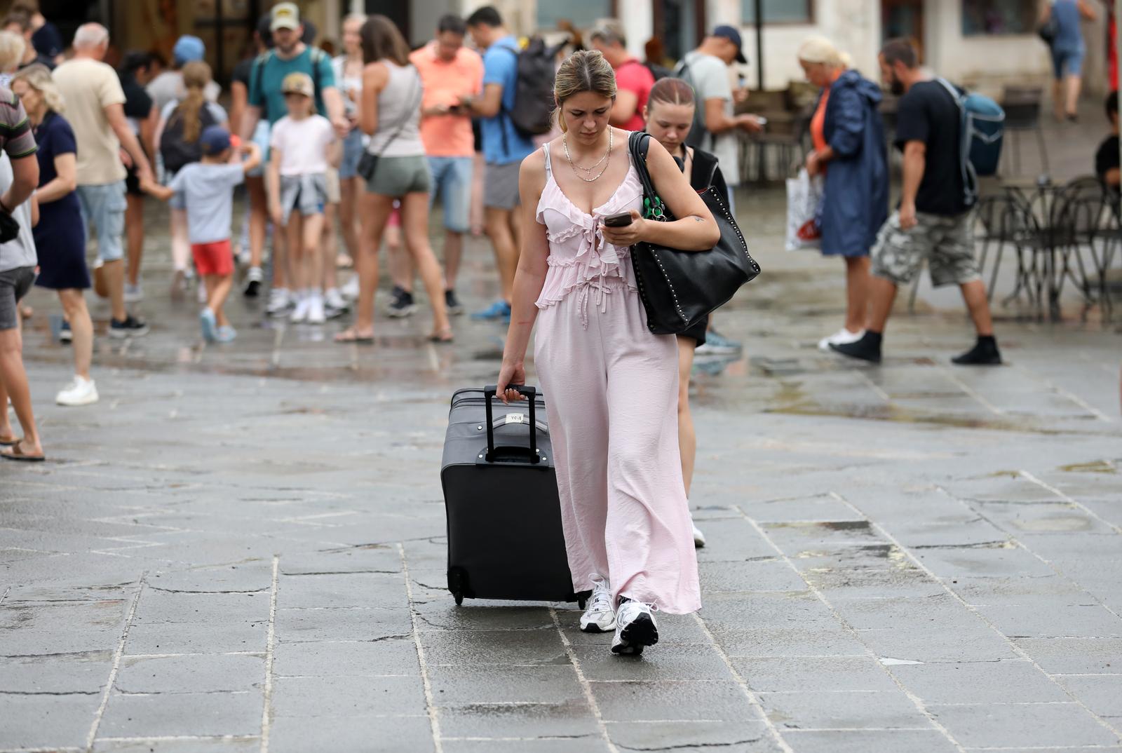 19.08.2024., Pula: Kratkotrajni pljusak, Puli je donio kolaps u prometu. Sve su gradske ceste bile ili blokirane ili jedva prohodne. Nista bolje nije bilo ni pjesacima, kojih je bio pun grad. Na svoje je dosla jedino flora, buduci su i biljke tjednima bile izlozene visokim temperaturama. Photo: Sasa Miljevic/PIXSELL