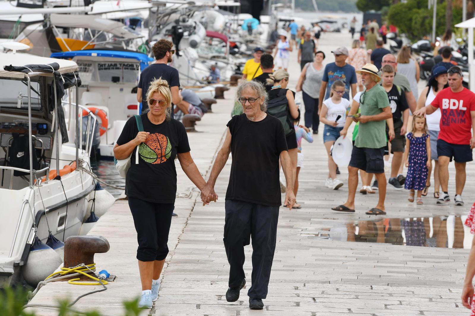 27.08.2024., Sibenik - Oblacno i promijenjivo vrijeme domaci i strani gosti iskoristili za setnju gradom. Photo: Hrvoje Jelavic/PIXSELL