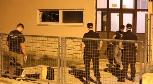 09.09.2024., Split - Vatrogasci i policija dobili su dojavu o detonaciji u osnovnoj skoli Meje oko 21:30 sati. U eksploziji pirotehnickog sredstva nema ozlijedjenih osoba, a zabiljezena je manja materijalna steta popucanih stakla na zgradi skole. Prema nesluzbenim informacijama, pirotehnicko sredstvo baceno je u skolski toalet. U tijeku je policijski ocevid.  Photo: Ivo Cagalj/PIXSELL