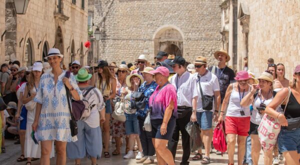 09.07.2024., Stara Gradska jezgra, Dubrovnik - Toplinski val u Hrvatskoj. Visoke temperature u gradu pod Srdjem.  Photo: Grgo Jelavic/PIXSELL