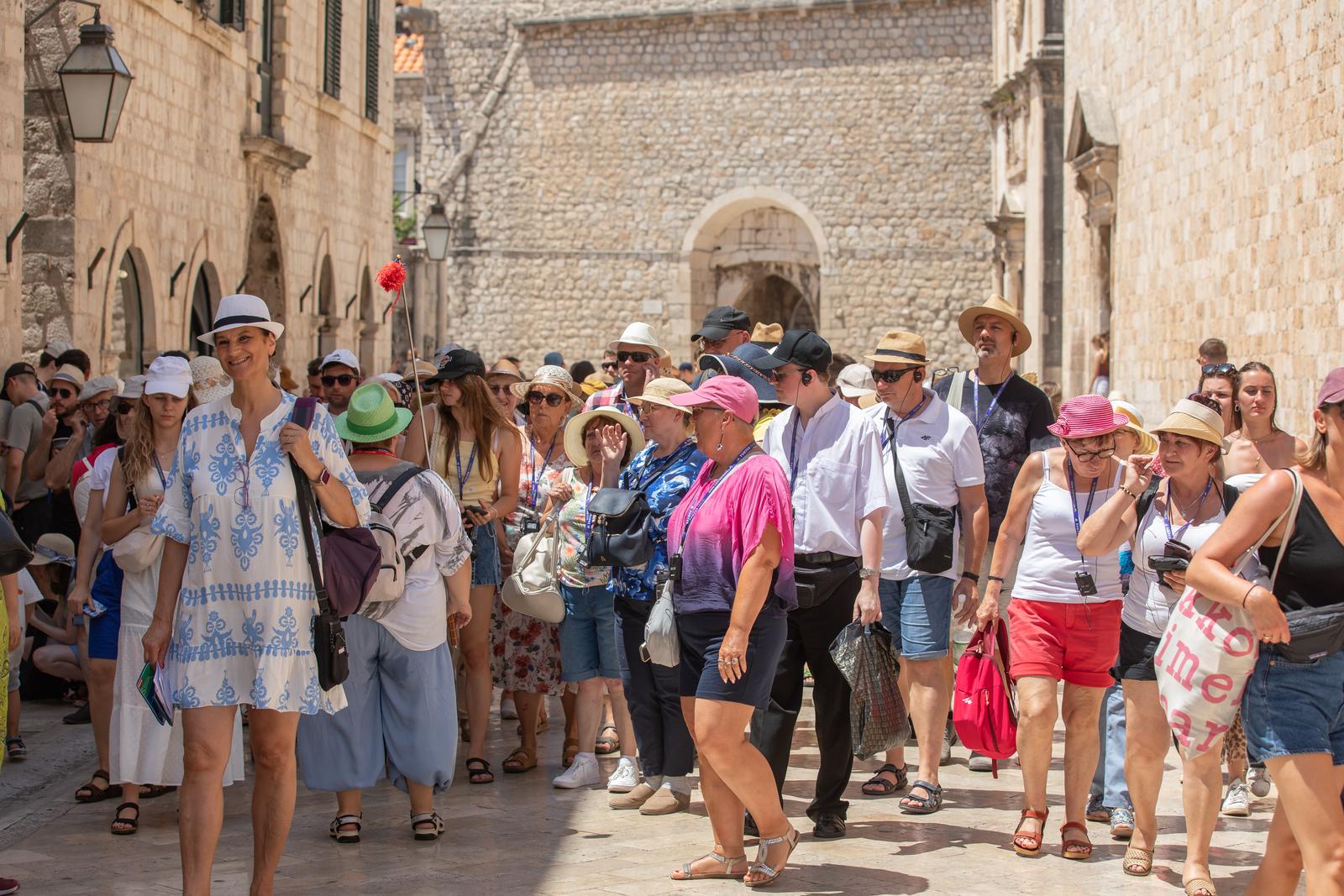 09.07.2024., Stara Gradska jezgra, Dubrovnik - Toplinski val u Hrvatskoj. Visoke temperature u gradu pod Srdjem.  Photo: Grgo Jelavic/PIXSELL