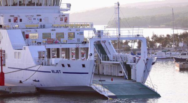 01.09.2024.,Supetar-Jadrolinijin trajekt Mljet nakon sinosnjeg kvara na rampi koja se otvorila u plovidbi privezan je u Supetarskoj luci. Photo: Ivo Cagalj/PIXSELL