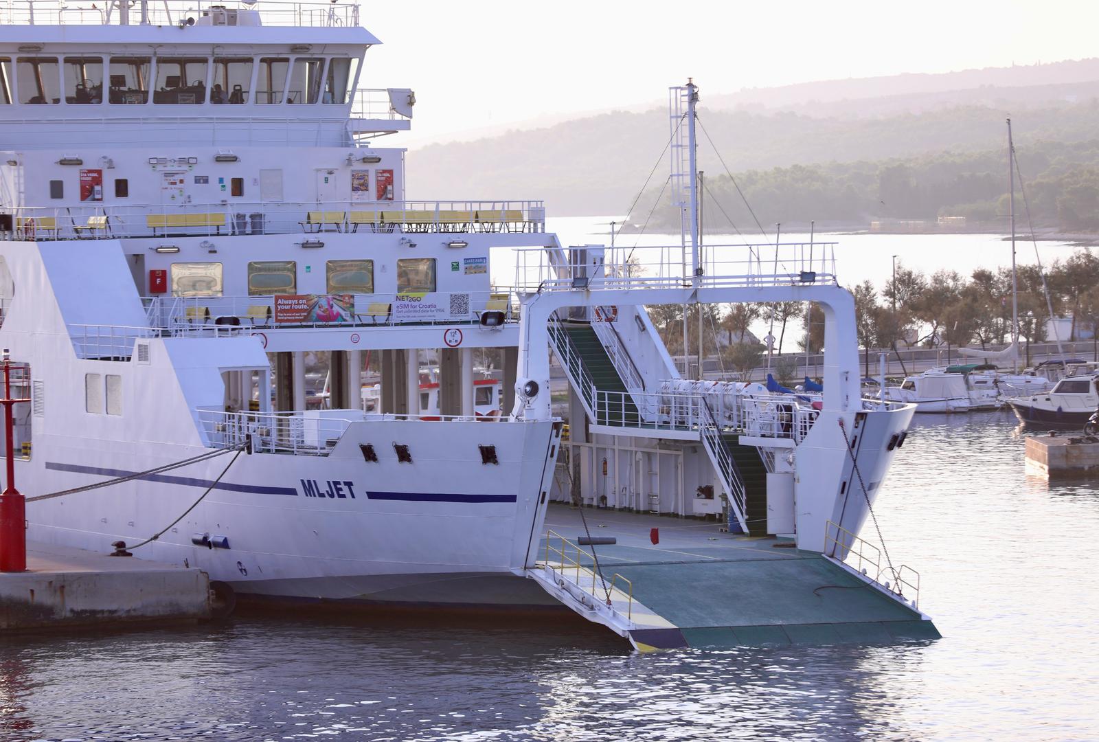 01.09.2024.,Supetar-Jadrolinijin trajekt Mljet nakon sinosnjeg kvara na rampi koja se otvorila u plovidbi privezan je u Supetarskoj luci. Photo: Ivo Cagalj/PIXSELL