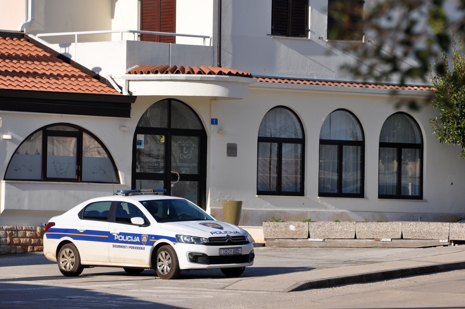 08.01.2021., Basanija, Umag - Istarska policija ocevidom utvrdjuje okolnosti jutrosnje pljacke poslovnice Istarske kreditne banke. rPhoto: Sasa Miljevic/PIXSELL