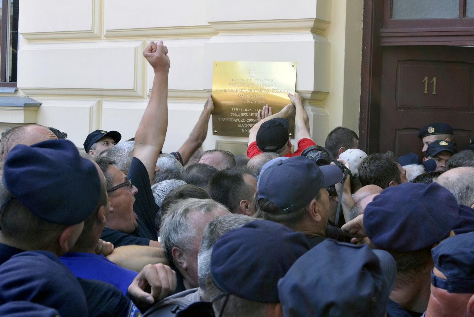 02.09.2013., Vukovar - Prosvjednici nezadovoljni jutros postavljenim tablama s dvojezicnim natpisima prosvjedovali su ispred Ureda drzavne uprave i ispred zgrade policije. Probili su policijske '"zive zidove" te poskidali sve postavljene table. rPhoto: Goran Ferbezar/PIXSELL