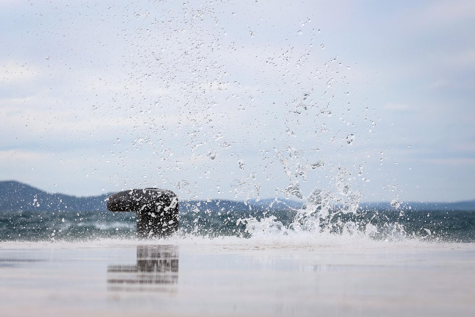 23.04.2024., Zadar - Turisti u razgledavanju grada iako je promjenjivo i vjetrovito vrijeme. Photo: Sime Zelic/PIXSELL