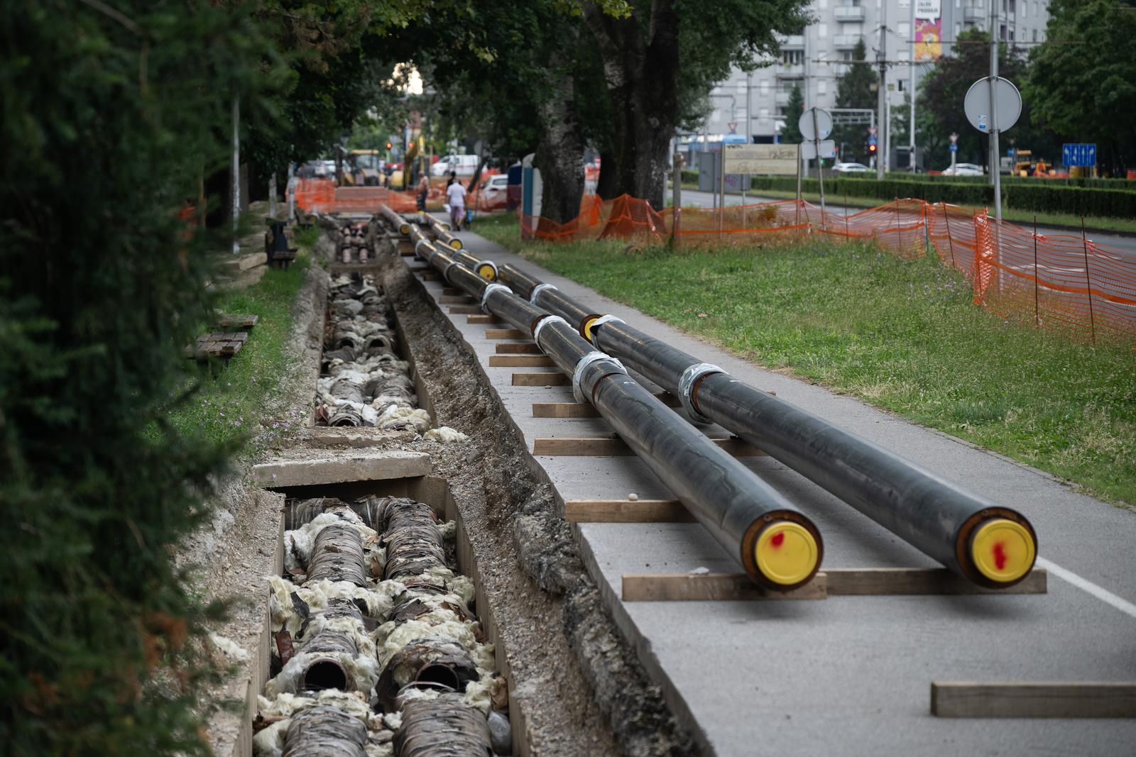 25.06.2024., Zagreb - Radovi na sanaciji prekopa u okviru radova na revitalizaciji vrelovoda Horvacanska cesta, zapadno od raskrizja sa Selskom cestom. Zbog radova za promet je zatvorena Horvacanska cesta od krizanja sa Selskom do krizanja s uliom Srednjaci. Photo: Davor Puklavec/PIXSELL