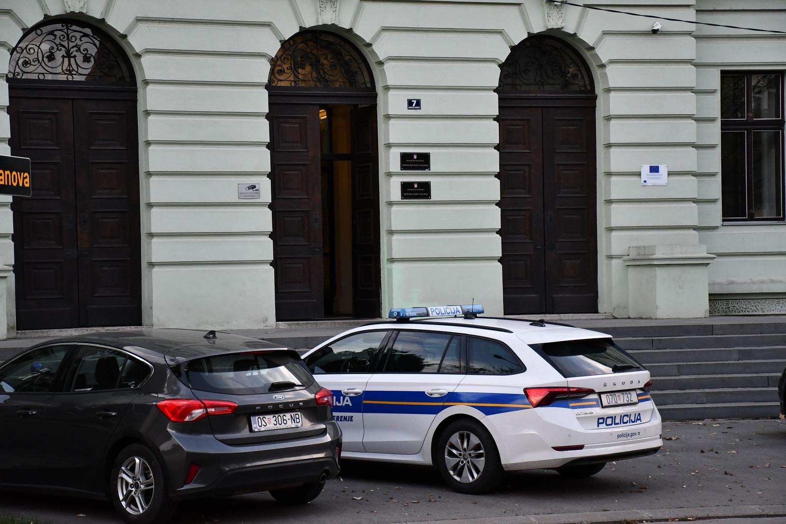 22.09.2023., Osijek - Zfrada Zupanijskog suda u Osijeku gdje je u poslijedpodnevnim satima priveden policajac koji je usmrtio djevojku sluzbenim pistoljem, a za to ga Drzavno odvjetnistvo tereti za ubojstvo. Photo: Ivica Galovic/PIXSELL