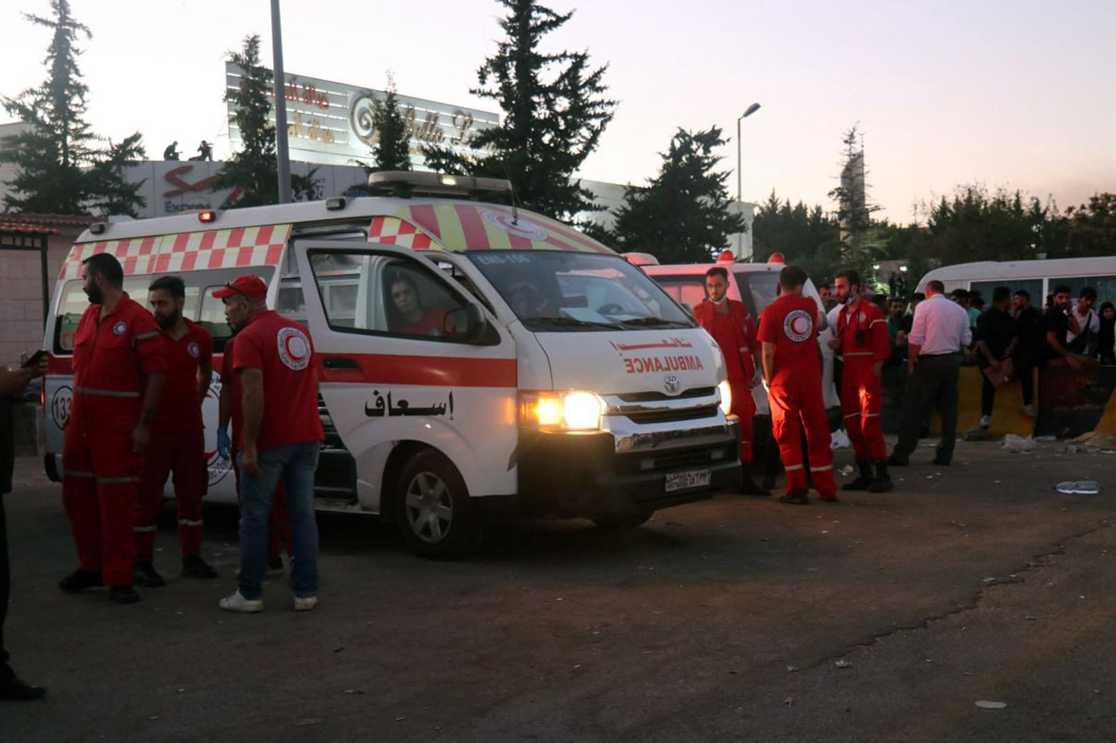 epa11624230 Ambulances and Syrian Red Crescent volunteers wait at the Masnaa Border Crossing with Lebanon, as people who fled from southern Lebanon following Israeli military strikes in recent days arrive at Jdeidat Yabous, Syria, 25 September 2024. According to Lebanon's Ministry of Health, at least 558 people have been killed, and more than 1,835 have been injured following continued Israeli airstrikes on southern Lebanese towns and villages.  EPA/STR