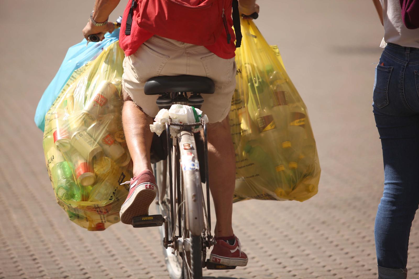 29.08.2023., Zagreb - Od 2006. godine pa do danas za vracenu plasticnu bocu i dalje se dobiva 7 centi sto je jednako 50 lipa, dok je u drugim europskim drzavama povratna naknada veca.
 Photo: Lovro Domitrovic/PIXSELL