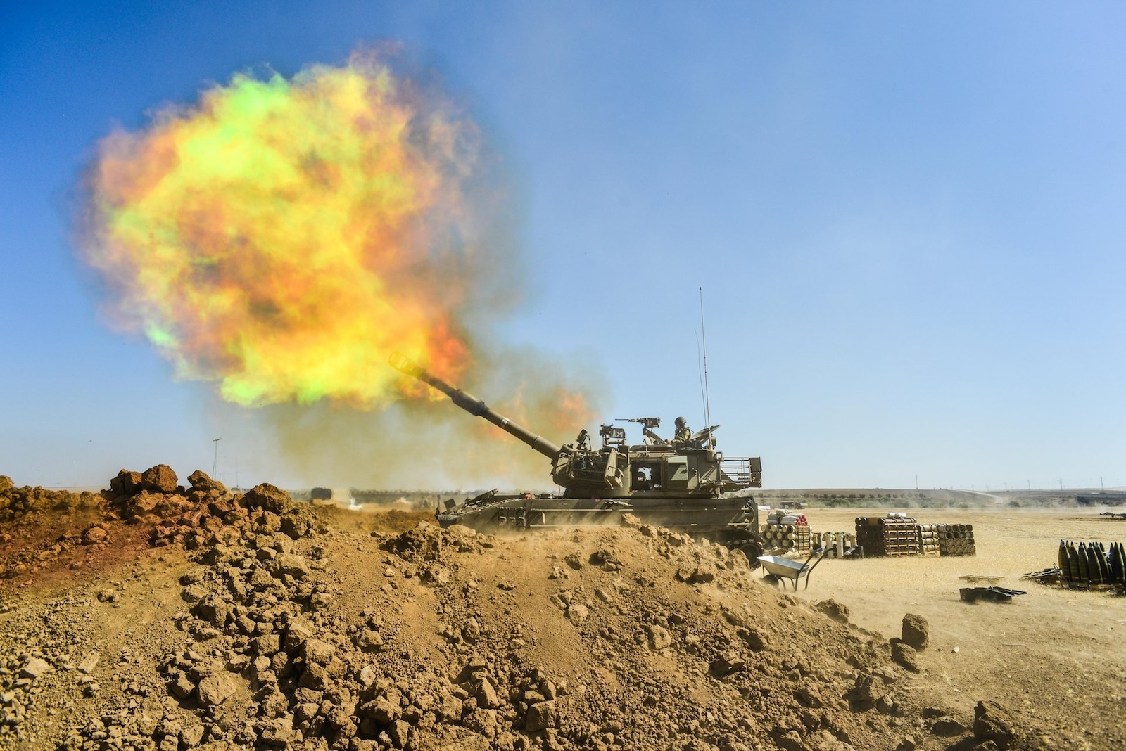 IDF artillery shoots to Gaza during July 2014 clashes.,Image: 204896407, License: Rights-managed, Restrictions: , Model Release: no, Credit line: Ran ZIsovitch / Alamy / Alamy / Profimedia