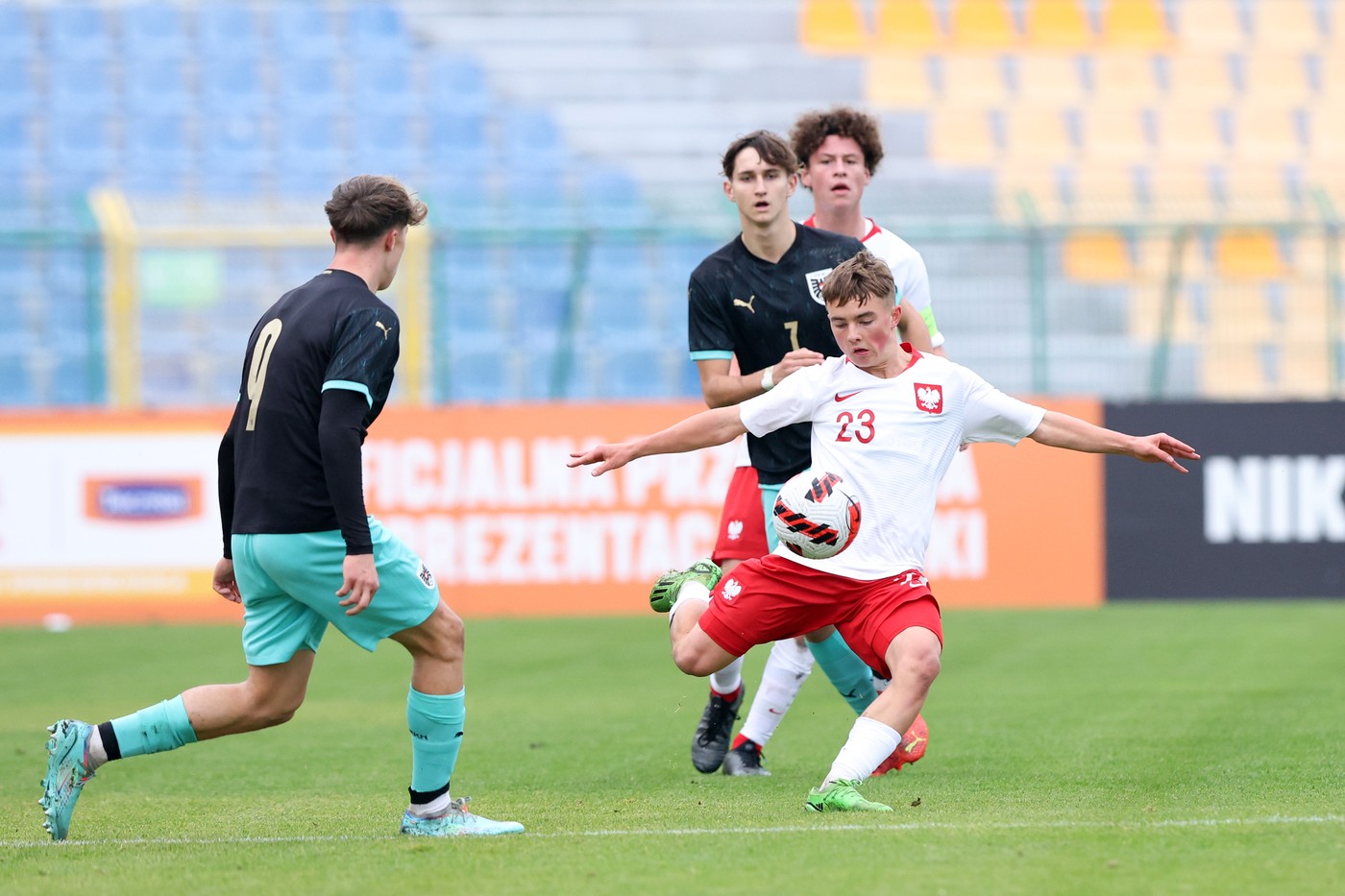 October 26, 2022, Warsaw, Warsaw, Poland: TORUN 26.10.2022.MECZ ELIMINACJE DO MISTRZOSTW EUROPY U-17: POLSKA - AUSTRIA --- EUROPEAN UNDER-17 CHAMPIONSHIP 2023 QUALIFYING ROUND FOOTBALL MATCH U17: POLAND - AUSTRIA.PHILLIP VERHOUNIG  LEON GRGIC  KRZYSZTOF KOLANKO.FOT. PI221026PYK0015.JPG KUCZA/FOTOPYK,Image: 733375810, License: Rights-managed, Restrictions: * Austria, Germany, France, Japan and Poland Rights OUT *, Model Release: no, Credit line: Piotr Kucza / Zuma Press / Profimedia