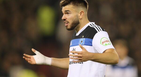 Foto : skeptische Miene bei ... Mario Vuskovic  HSV  Fussball 2. Bundesliga am Fr. 14.10.2022 FC St. Pauli - Hamburger SV *** Photo skeptical expression at Mario Vuskovic HSV football 2 Bundesliga on Fri 14 10 2022 FC St Pauli Hamburger SV,Image: 737407018, License: Rights-managed, Restrictions: , Model Release: no, Credit line: CB / imago sportfotodienst / Profimedia